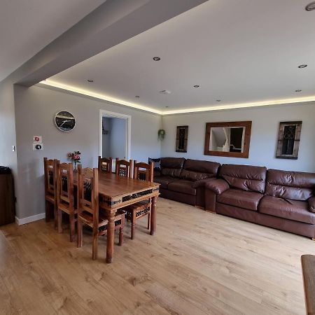 Crown Meadow - 4 Bedroom House - Heathrow - Excellentstays Colnbrook Eksteriør billede
