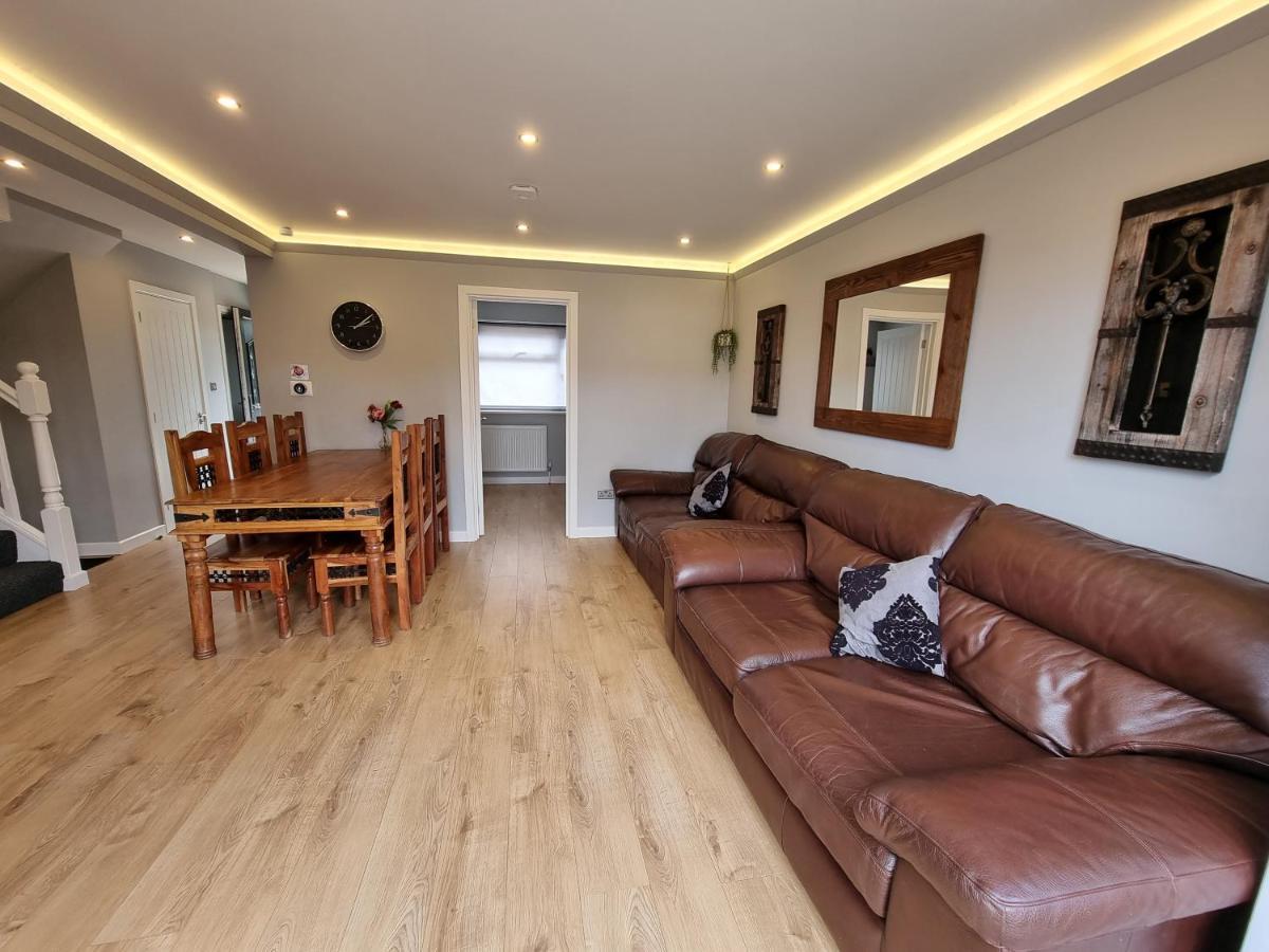 Crown Meadow - 4 Bedroom House - Heathrow - Excellentstays Colnbrook Eksteriør billede