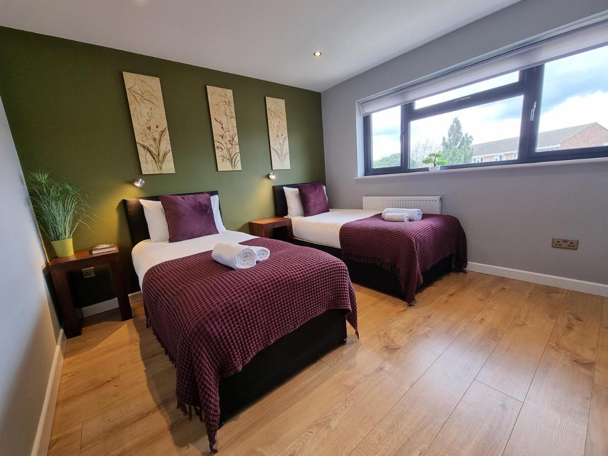 Crown Meadow - 4 Bedroom House - Heathrow - Excellentstays Colnbrook Eksteriør billede