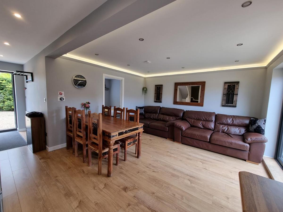 Crown Meadow - 4 Bedroom House - Heathrow - Excellentstays Colnbrook Eksteriør billede