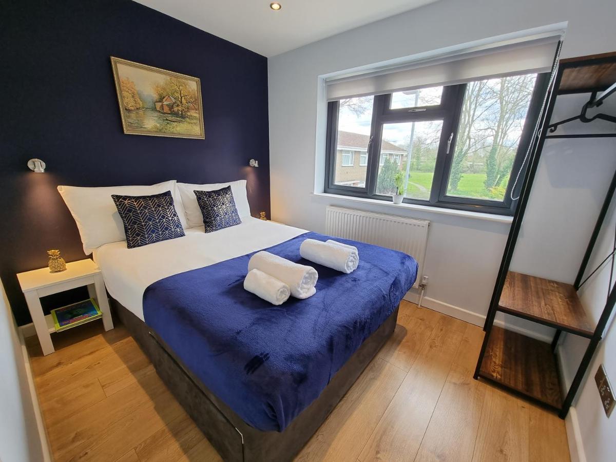 Crown Meadow - 4 Bedroom House - Heathrow - Excellentstays Colnbrook Eksteriør billede