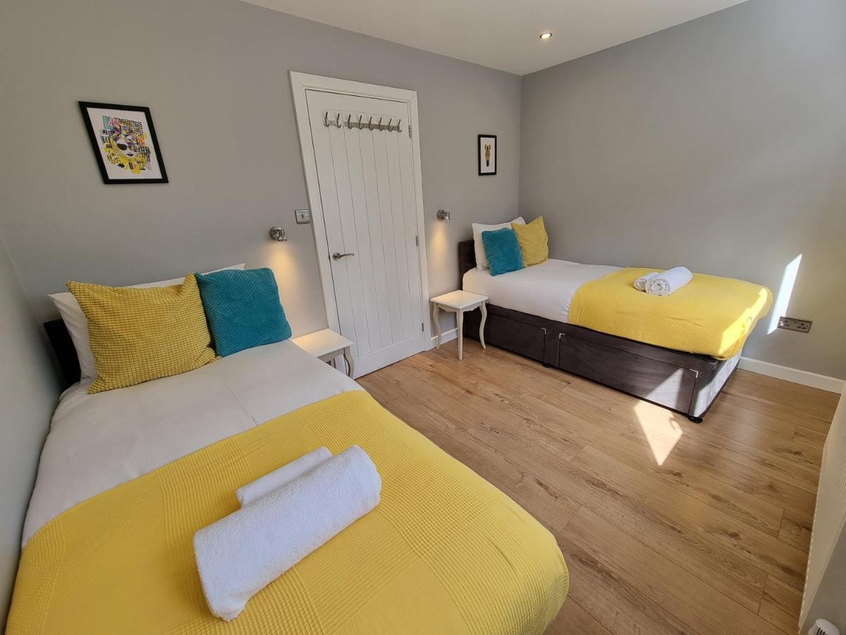 Crown Meadow - 4 Bedroom House - Heathrow - Excellentstays Colnbrook Eksteriør billede