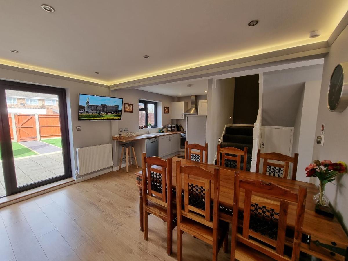 Crown Meadow - 4 Bedroom House - Heathrow - Excellentstays Colnbrook Eksteriør billede
