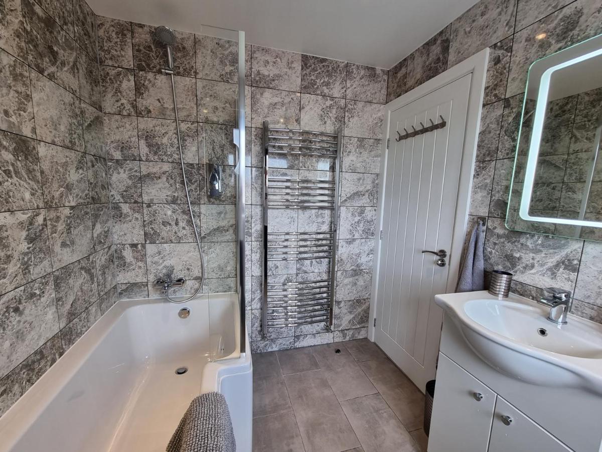 Crown Meadow - 4 Bedroom House - Heathrow - Excellentstays Colnbrook Eksteriør billede