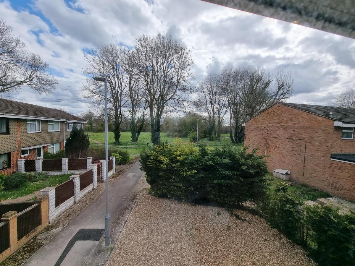 Crown Meadow - 4 Bedroom House - Heathrow - Excellentstays Colnbrook Eksteriør billede