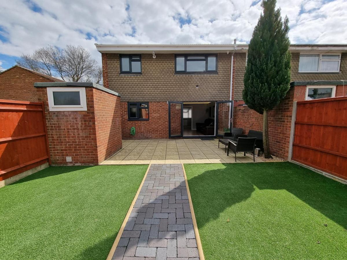 Crown Meadow - 4 Bedroom House - Heathrow - Excellentstays Colnbrook Eksteriør billede