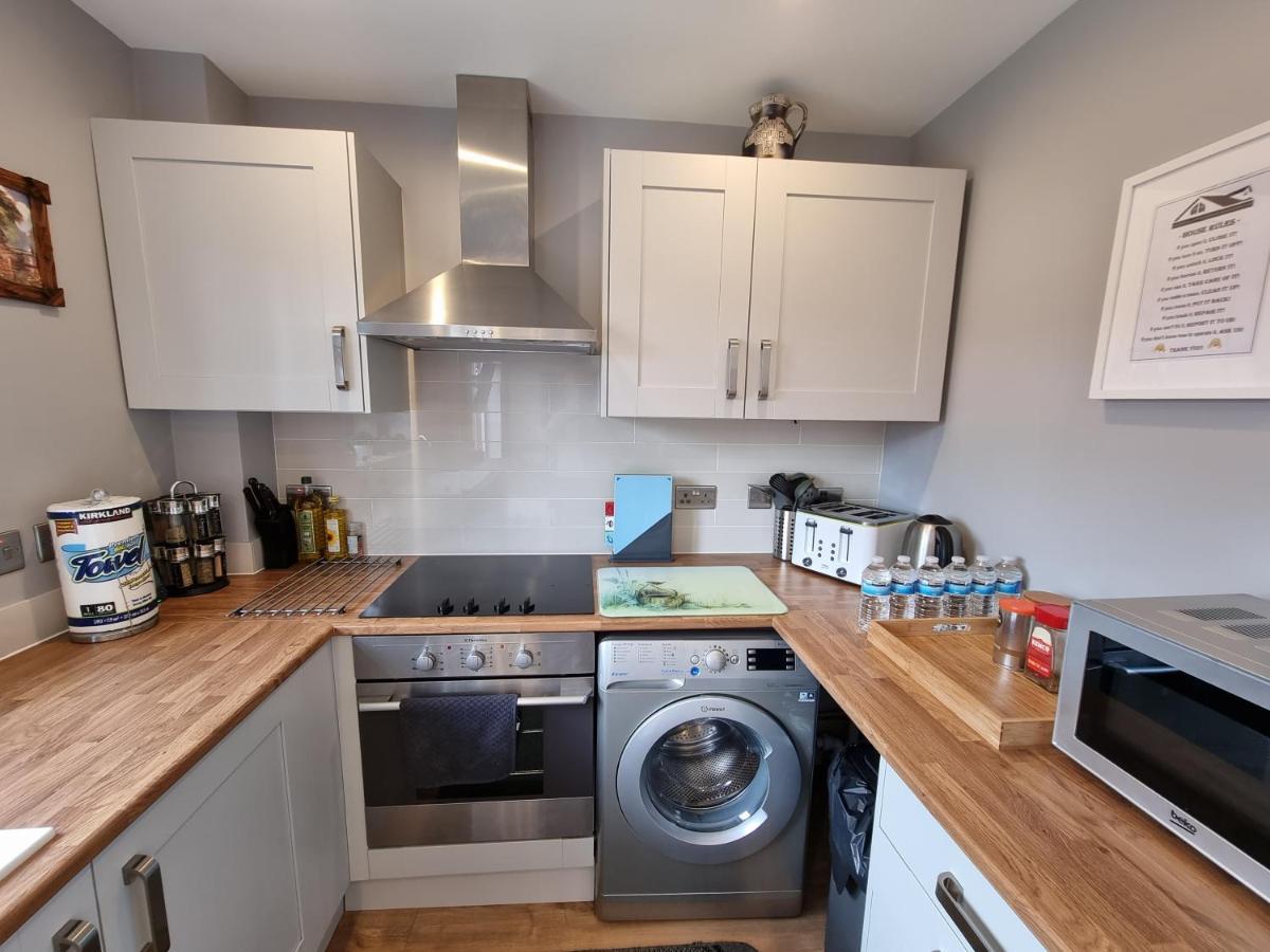 Crown Meadow - 4 Bedroom House - Heathrow - Excellentstays Colnbrook Eksteriør billede