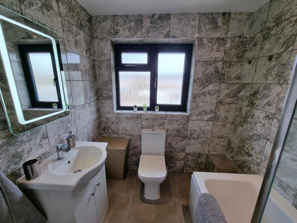 Crown Meadow - 4 Bedroom House - Heathrow - Excellentstays Colnbrook Eksteriør billede
