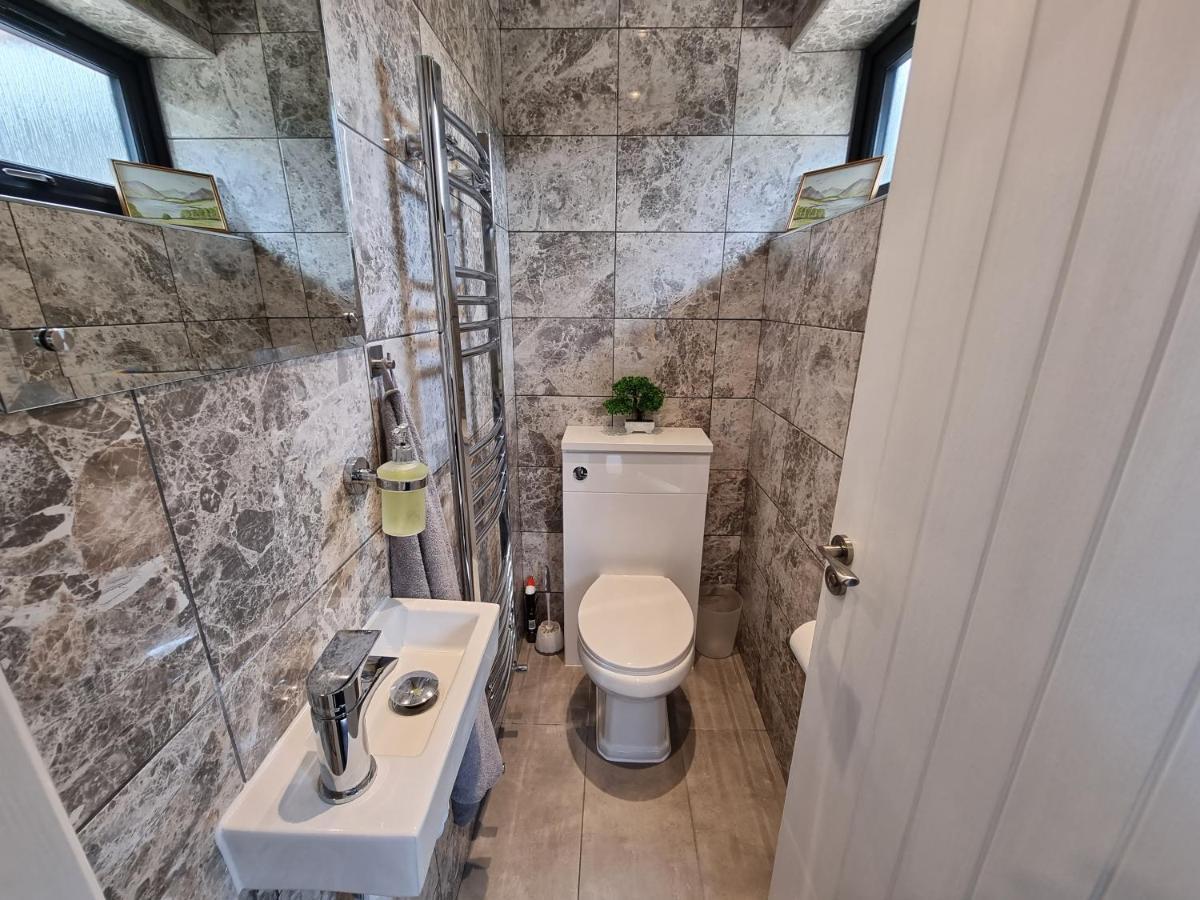 Crown Meadow - 4 Bedroom House - Heathrow - Excellentstays Colnbrook Eksteriør billede